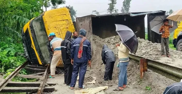 কুড়িগ্রামে বালুভর্তি ট্রাক উল্টে সারাদেশের সঙ্গে রেল যোগাযোগ বন্ধ