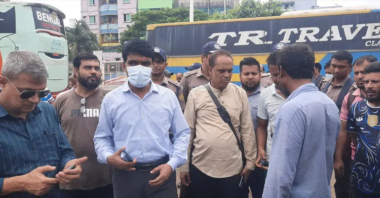 সায়দাবাদ বাসস্ট্যান্ডে ডিএসসিসির অভিযান, পরিত্যক্ত বাস অপসারণ ও ১০ হাজার টাকা জরিমানা