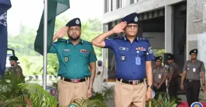 পুলিশের নতুন পোশাকে আইজিপি ও ডিএমপি কমিশনার