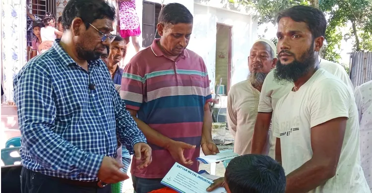 সিংগাইরে ১৩ পরিবারকে ১৩ লাখ টাকার সহায়তা