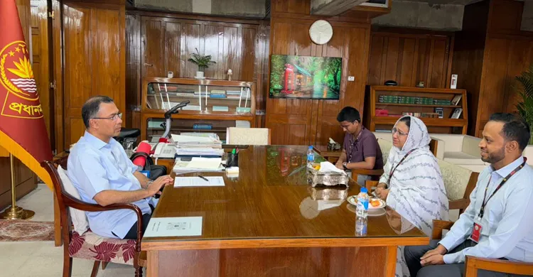 ক্যান্সার আক্রান্ত সন্তান নিয়ে প্রধানমন্ত্রী সঙ্গে সাক্ষাৎ করলেন শহীদের মা, চাকরির আশ্বাস