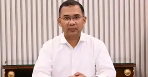 ধানের শীষ হাতে নিয়ে সম্মান করা সিকিউরিটি গার্ডকে প্রধানমন্ত্রীর উপহার