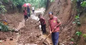 বান্দরবানে পাহাড়ধসে বন্ধ যোগাযোগ, হিল ভিডিপির তৎপরতায় সচল সড়ক