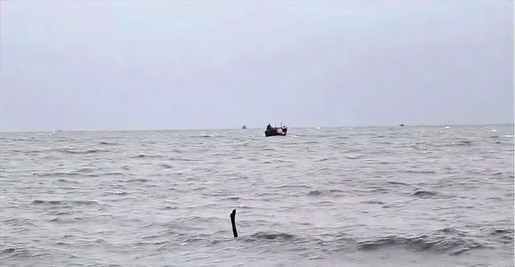 বঙ্গোপসাগরে ট্রলার ডুবি: ১১ জেলে উদ্ধার, নিখোঁজ ২