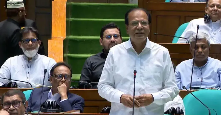পাহাড়ের নিচে থাকা মানুষকে নিরাপদ স্থানে সরিয়ে বাড়ি করে দেব: ত্রাণমন্ত্রী