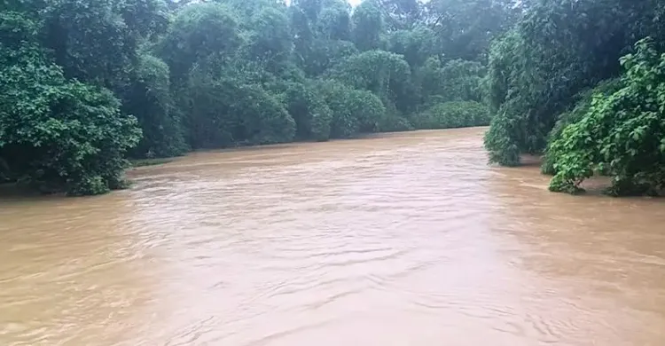 ৫ নদীর পানি বিপৎসীমার ওপরে, সতর্ক থাকার আহ্বান