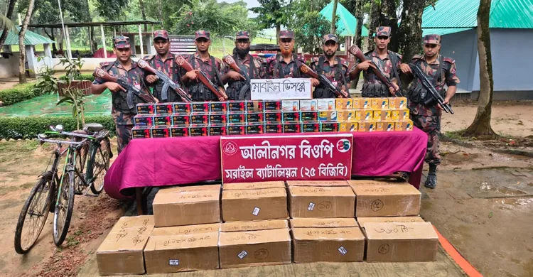 সীমান্তে বিজিবির অভিযান, ৩ কোটি ১৭ লাখ টাকার ভারতীয় মোবাইল ফোনের ডিসপ্লে জব্দ