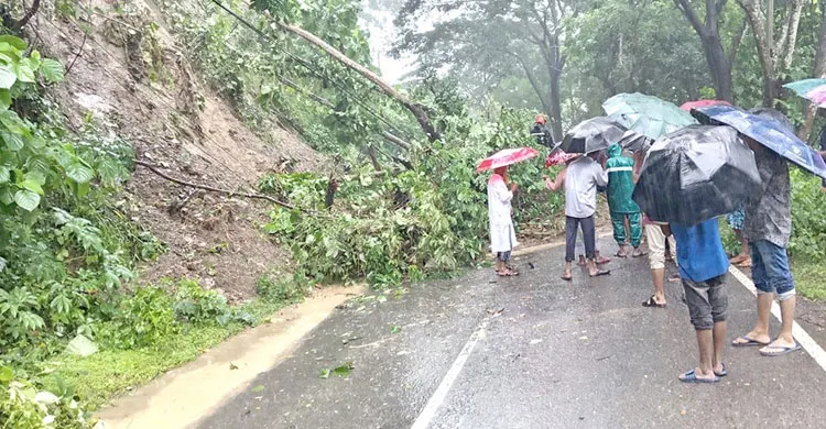কাপ্তাইয়ে পাহাড়ধস ও ঢলে ১০ হাজার মানুষ কর্মহীন: বিদ্যুৎহীন চন্দ্রঘোনায় বিশুদ্ধ পানির তীব্র সংকট