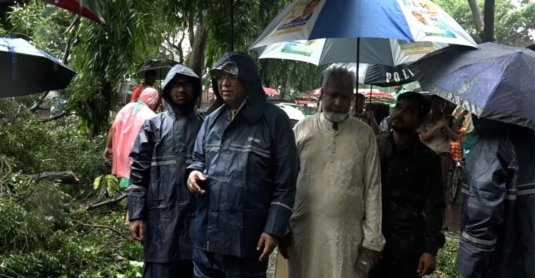 টানা ভারী বর্ষণে জলাবদ্ধতা নিরসনে ভোর থেকেই মাঠে ডিএসসিসি