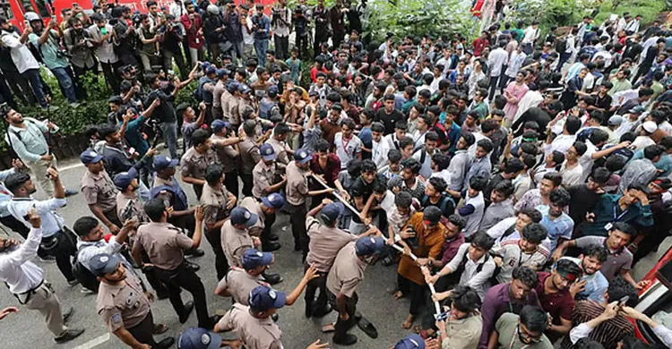 শিক্ষামন্ত্রীর পদত্যাগ দাবিতে শিক্ষার্থীদের বিক্ষোভ-অবরোধ