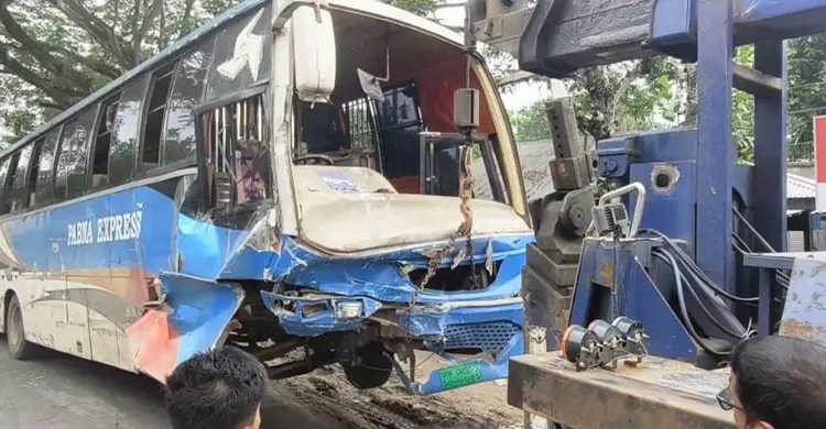 পাবনায় বাস-অ্যাম্বুলেন্স সংঘর্ষে ৩ জন নিহত, আহত ২
