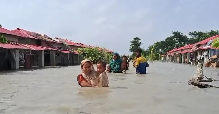 মনপুরায় জোয়ারের পানিতে ভাসছেন আবাসন প্রকল্পের বাসিন্দরা