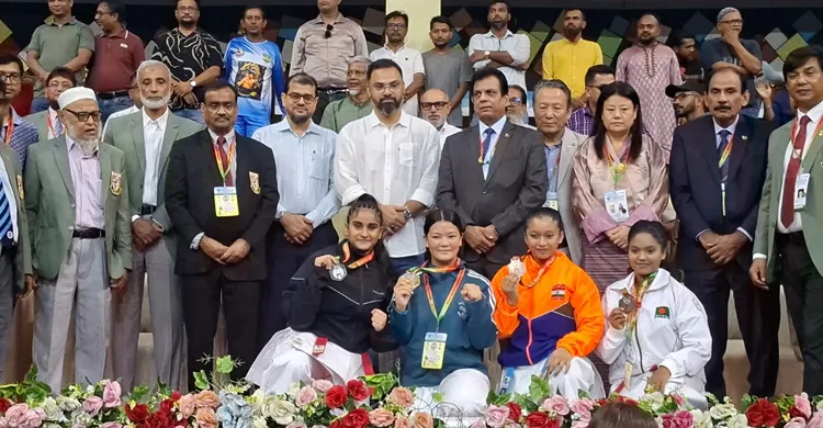 খেলাধুলা সীমান্ত পেরিয়ে শান্তি ও বন্ধুত্বের সেতুবন্ধন গড়ে তোলে: আমিনুল হক