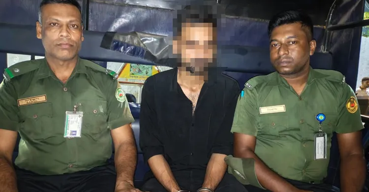 বিমানবন্দরে আনসারের তৎপরতায় ছিনতাইকারী আটক, উদ্ধার মোবাইল ও নগদ অর্থ