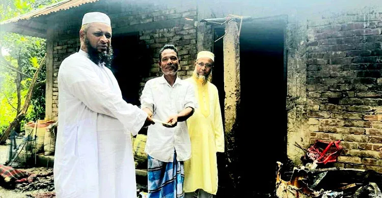 সোনাগাজীতে অগ্নিকাণ্ডে ক্ষতিগ্রস্ত পরিবারের পাশে ফেনী জেলা জামায়াতের আমীর