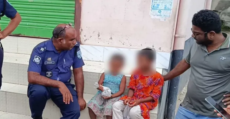 ‘থাকো, টাকা নিয়ে আসি’—বলে দুই শিশুকে ফেলে উধাও মা,