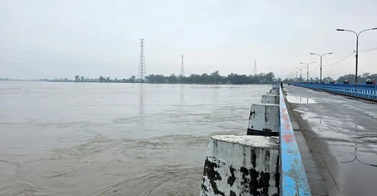 টানা বৃষ্টিতে নদ-নদীর পানি বিপৎসীমার ওপরে, যমুনার ভাঙনে শত শত বাড়িঘর বিলীন