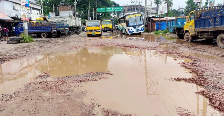 রামগঞ্জ-হাজীগঞ্জ সড়ক যেন মরণ ফাঁদ
