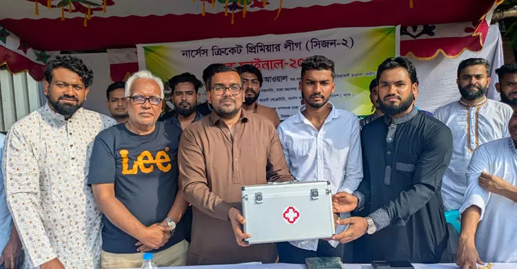 প্রধানমন্ত্রী তারেক রহমানের পক্ষ থেকে "ফার্স্ট এইড বক্স" উপহার পেলেন সিএনজি চালানো ছাত্রদল নেতা
