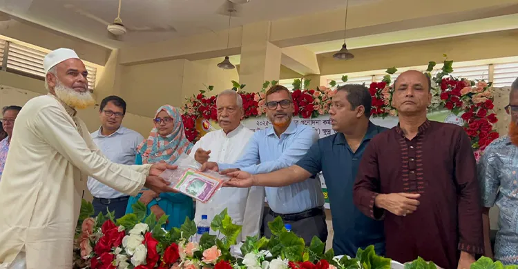 ফেনীতে বিনামূল্যে বীজ ও রাসায়নিক সার বিতরণ