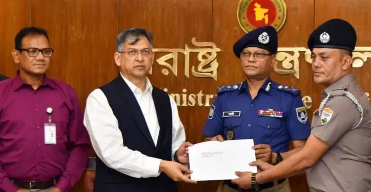 আইনশৃঙ্খলা বাহিনীকে জনবান্ধব করতে ‘পুরস্কার ও তিরস্কার’ নীতি অব্যাহত থাকবে: স্বরাষ্ট্রমন্ত্রী