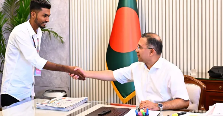 রক্তমাখা জাতীয় পতাকা প্রধানমন্ত্রীর হাতে তুলে দিলেন জুলাই আন্দোলনে আহত শেখ আজিজুর