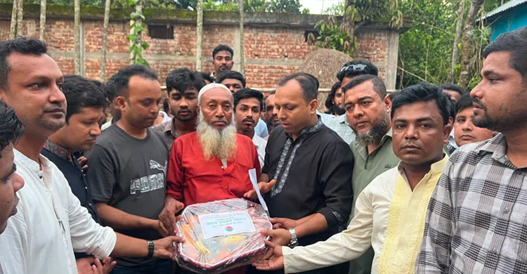 নান্দাইলের জুলাই যোদ্ধা শহীদ জুবাইদের পরিবারের হাতে প্রধানমন্ত্রীর উপহার পৌঁছে দিলেন ছাত্রদল