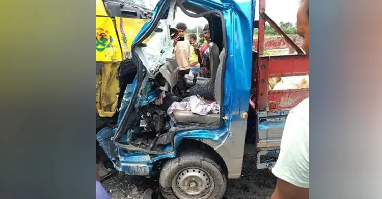 বগুড়ায় দুই ট্রাকের মুখোমুখি সংঘর্ষে নিহত ৪