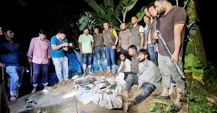 বগুড়ায় সন্ত্রাসী আস্তানা থেকে দেশী বিদেশী অস্ত্র ও মাদকসহ গ্রেফতার-৩