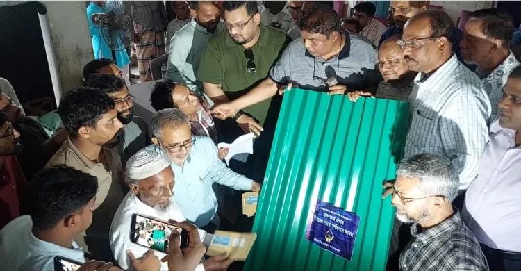 বাঁশখালীতে বন্যার্তদের পাশে জিয়াউর রহমান ফাউন্ডেশন, ২০ পরিবার পেল টিন-নগদ সহায়তা