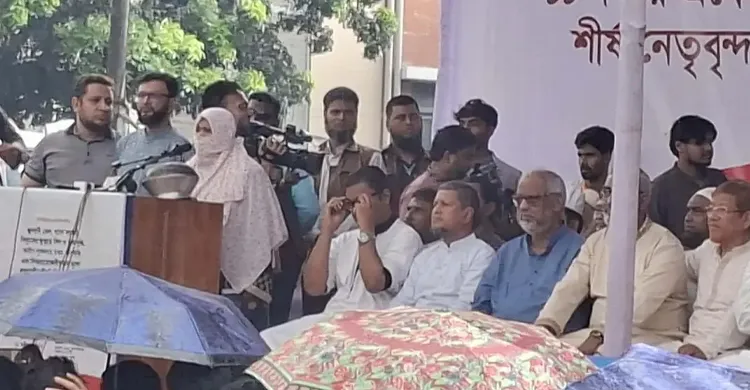 গ্যাস-বিদ্যুৎ সংকটের প্রতিবাদে হাড়ি-পাতিল ও চুলা নিয়ে নারীদের অবস্থান কর্মসূচি