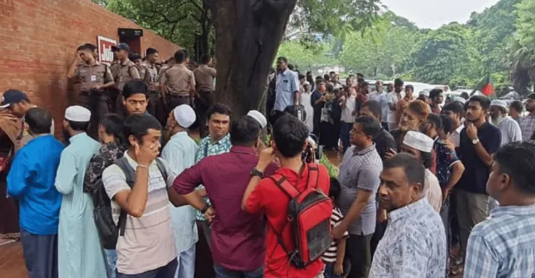 প্রথম দিনেই উপচে পড়া ভিড় জুলাই গণঅভ্যুত্থান স্মৃতি জাদুঘরে