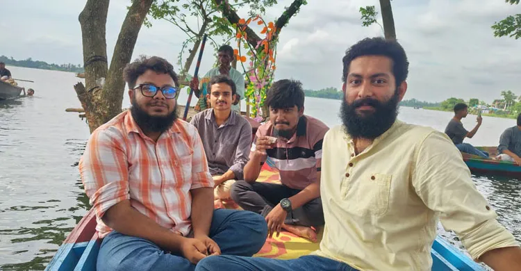 ডগরতলির জলে ভেসে প্রকৃতির সান্নিধ্যে