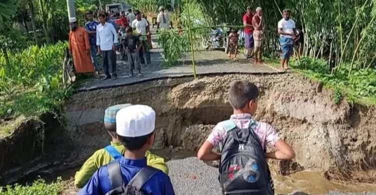লালমনিরহাটে তিস্তার পানিতে ভেঙে গেল আঞ্চলিক সড়ক, বিচ্ছিন্ন ২ হাজার পরিবার
