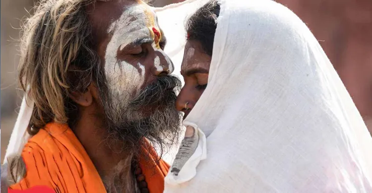 লিপ কিস বাবাকে ঘিরে তোলপাড়,  ভিডিও ভাইরাল