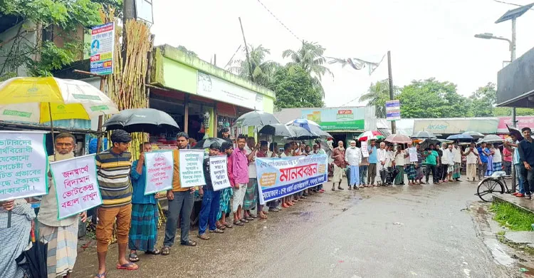 ভোটকেন্দ্র স্থানান্তরের প্রতিবাদে সোনাগাজীতে মানববন্ধন-বিক্ষোভ