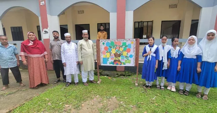 কুলাউড়ায় অগ্রণী উচ্চ বিদ্যালয়ে শিক্ষার্থীদের দেয়াল পত্রিকার মোড়ক উন্মোচন