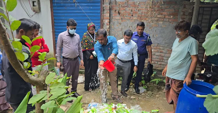 শেরপুরে নিষিদ্ধ রঙ ও ঘনচিনি দিয়ে তৈরি করা হচ্ছিল আইসক্রিম: কারখানাকে লাখ টাকা জরিমানা, খাদ্যপণ্য ধ্বংস