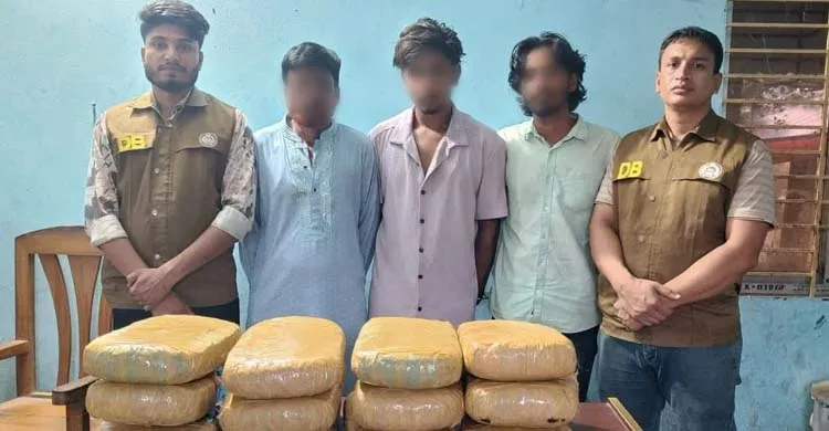 গ্যাস সিলিন্ডারে মিলল বিপুল পরিমাণ গাঁজা