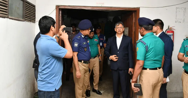 তেজগাঁও থানা আকস্মিক পরিদর্শনে স্বরাষ্ট্রমন্ত্রী, সেবা নিশ্চিতের নির্দেশ