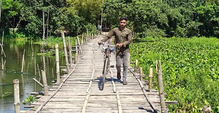 ফুলপুরে বাঁশের সাঁকো দিয়েই ১০ গ্রামের মানুষের চলাচল