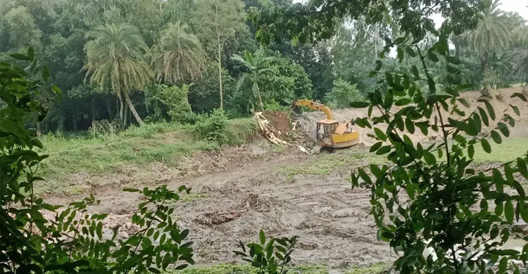 আশুলিয়ায় সরকারি পুকুরের মাটি রাতে ট্রাকে নেওয়া নিয়ে প্রশ্ন