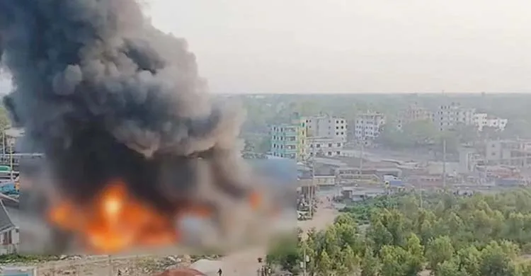 গাজীপুরে ঝুটের গুদামে আগুন, নিয়ন্ত্রণে ৫ ইউনিট