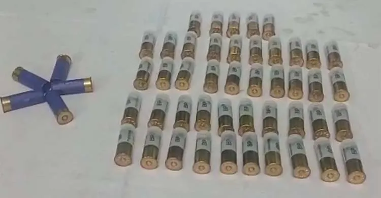 শ্রীনগরে পুলিশের লুট হওয়া ৫০ শটগান কার্তুজ উদ্ধার