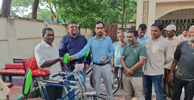 জয়পুরহাটে বেকারদের মাঝে ভ্যানগাড়ি বিতরণ