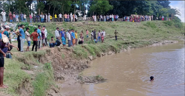 নদীতে পড়ে যাওয়া টমটমের সিট তুলতে গিয়ে চালক নিখোঁজ