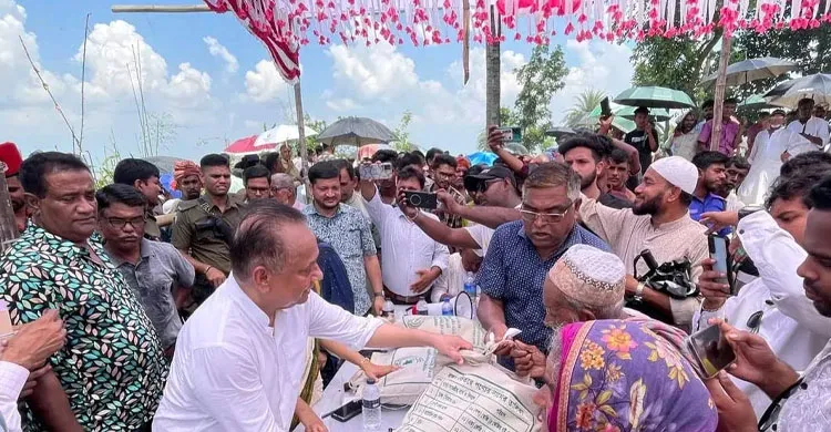 নদীভাঙন কবলিত হরিরামপুরে ৪০০ পরিবারের মাঝে শুকনা খাবার বিতরণ