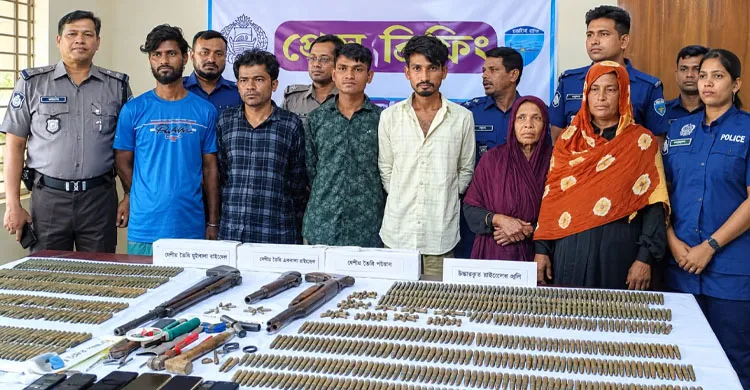 চকরিয়ায় বিপুল পরিমাণ অস্ত্র-গুলি উদ্ধার, গ্রেপ্তার ৬