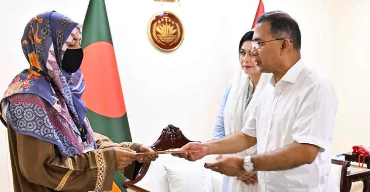 প্রধানমন্ত্রীর সঙ্গে শহীদ সেনাসদস্যদের পরিবারের সাক্ষাৎ