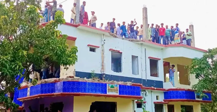 শিশুশিক্ষার্থীকে ধর্ষণের পর হত্যা, আসামির বাড়ি গুঁড়িয়ে দিল জনতা